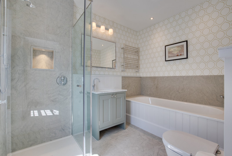 En suite Bathroom to Bedroom 5