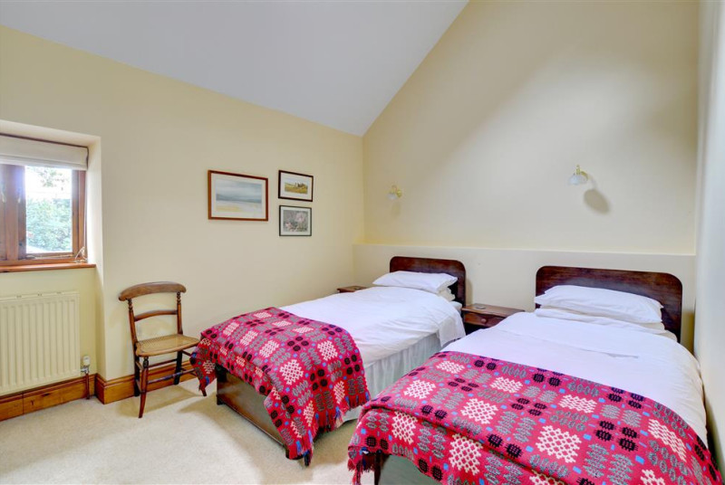There is a good sized twin bedroom, with attractive traditional Welsh blankets over the crisp white duvets